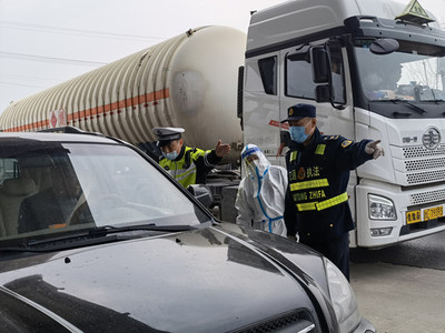 徐州交警堅(jiān)守一線，筑牢防疫“安全墻”保障道路貨物運(yùn)輸安全暢通